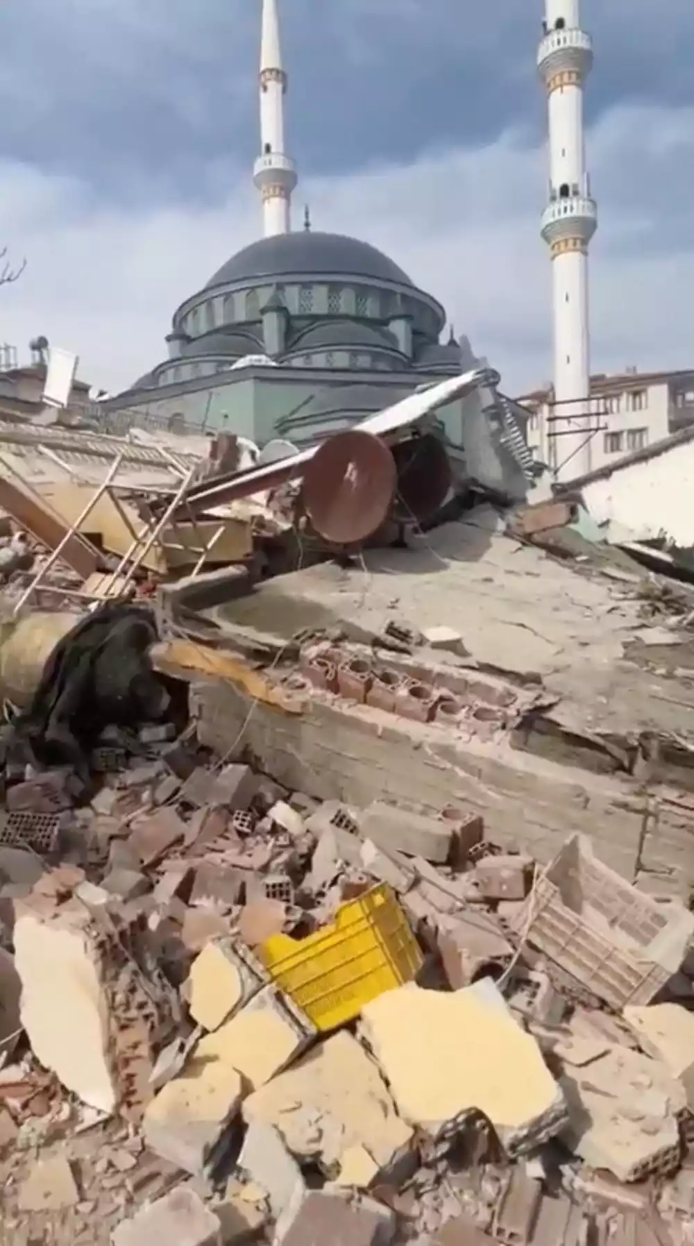 U Turskoj, nakon novog zemljotresa, iz ruševina su spasene 32 osobe