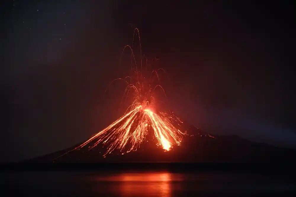 Erupcija vulkana Anak Krakatau u Indoneziji i podrigivanje ogromne kule od pepela