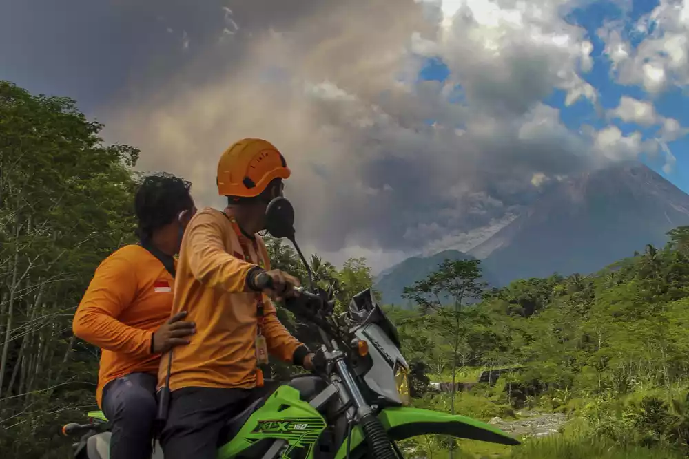 Indonezijski vulkan Merapi izbacuje vruće oblake u novoj erupciji
