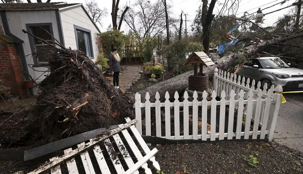 Mogući tornado u blizini Los Anđelesa kida krovove zgrada