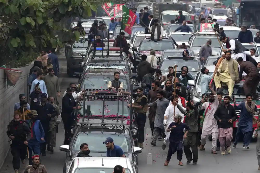 Pakistanska policija upala u kuću bivšeg premijera Kana, uhapsila 61