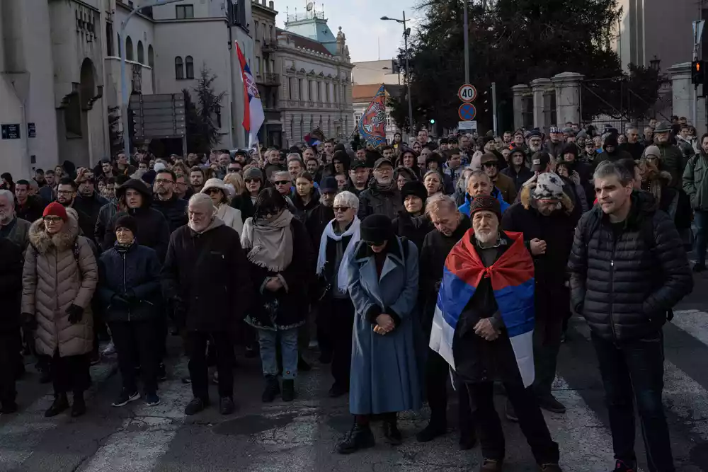 Srpski nacionalisti marširaju u znak protesta protiv pregovora o Kosovu