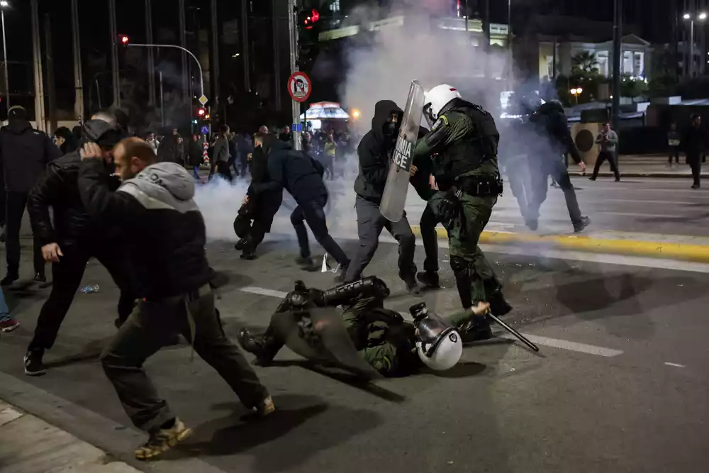 U Atini su izbili sukobi sa policijom na protestu posle željezničke katastrofe