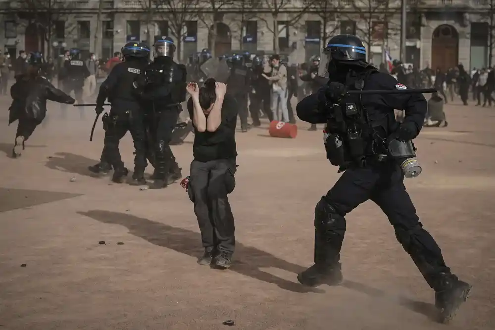 Francuska policija pogođena tvrdnjama da je previše stroga prema demonstrantima