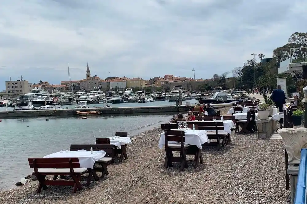 Hronični nedostatak radne snage na crnogorskom primorju: Zakonski uvode „stalnog sezonskog radnika“