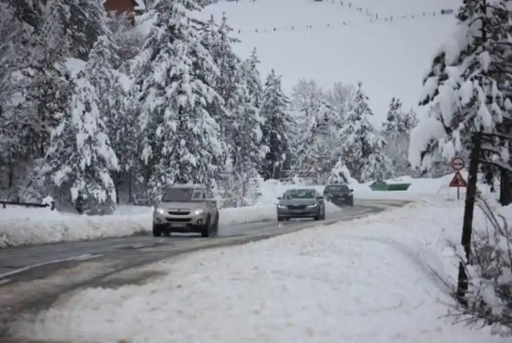 Na sjeveru Rumunije aprilske snježne padavine izazvale su kolaps na putevima