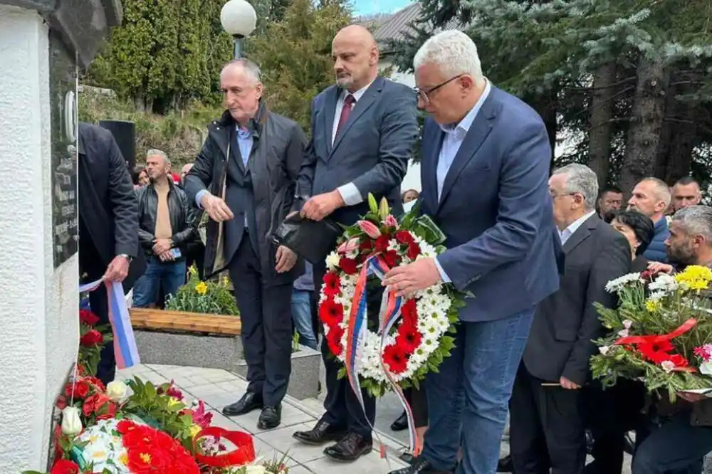 Mandić položio vijenac u Murinu: Crna Gora se još uvijek nije odužila porodicama žrtava NATO bombardovanja