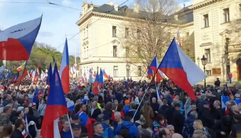 Masovni protest u Pragu: Česi traže ostavku vlade, prekid isporuka oružja Ukrajini, izlazak iz NATO-a