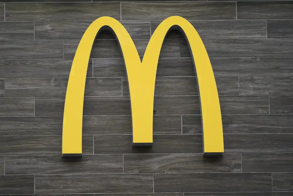 McDonald’s privremeno zatvara američke kancelarije uoči otpuštanja