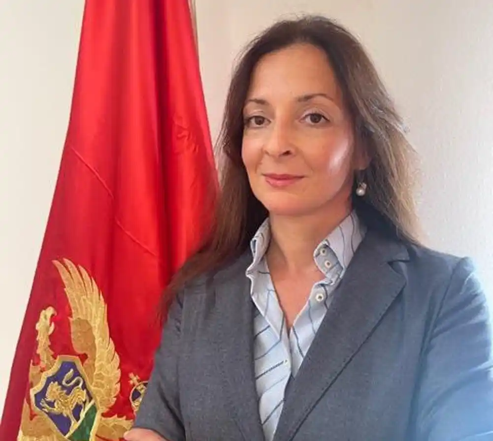 Odloženo ročište po tužbi Milene Petričević protiv Rada Miloševića zbog „skrivanja cigareta“