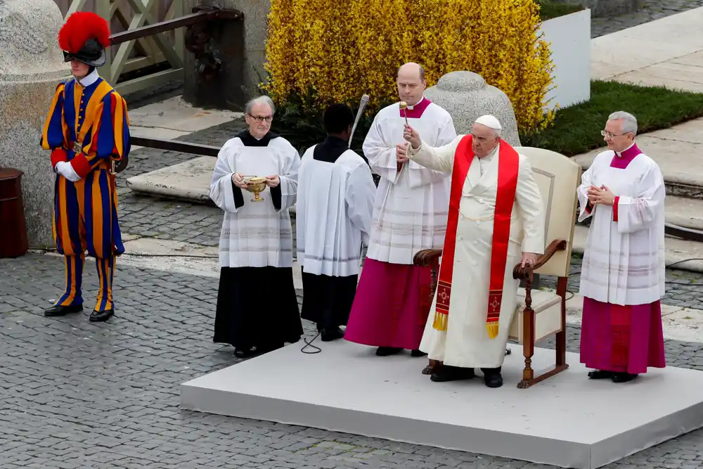 Papa Franja prisustvuje službi na Cvetnu nedjelju nakon boravka u bolnici