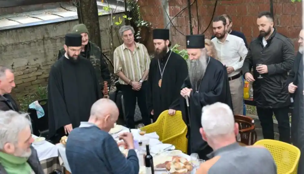 Patrijarh Porfirije na vaskršnjem ručku sa beskućnicima