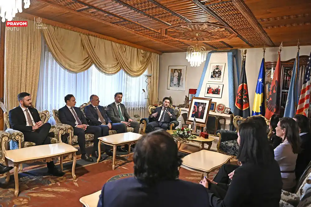 Porodica Ibrahima Rugove ugostila Abazovića u svojoj rezidenciji