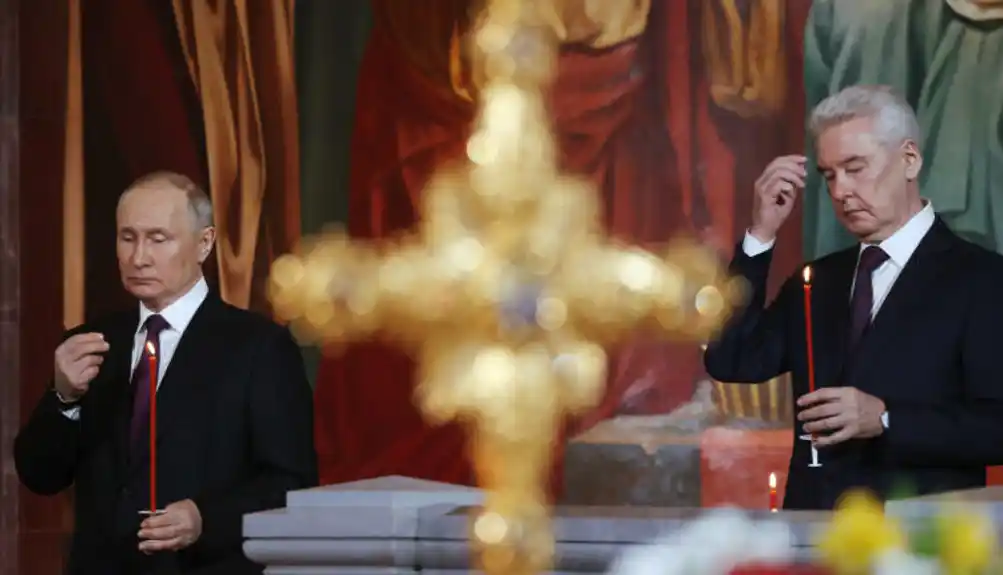 Putin na Vaskršnjoj službi u Hramu Hrista Spasitelja, liturgiju služio patrijarh Kiril