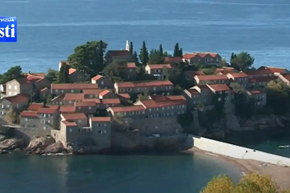 Sveti Stefan treće ljeto pod katancem?