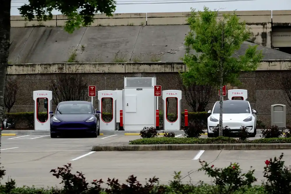 Tesla snižava cijene u SAD da bi podstakao potražnju