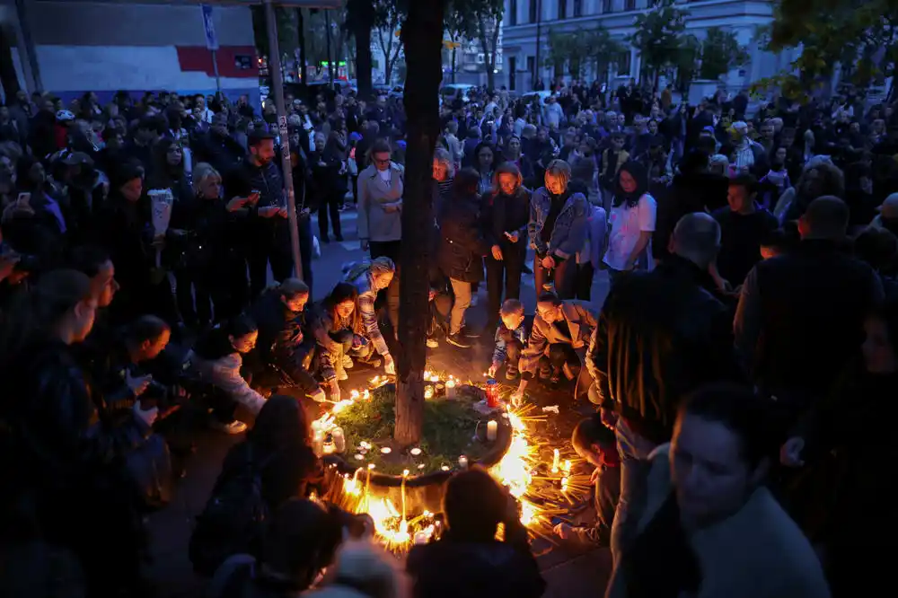 Beograd: Građani pale svijeće ispred škole u kojoj je ubijeno osam đaka i radnik obezbjeđenja