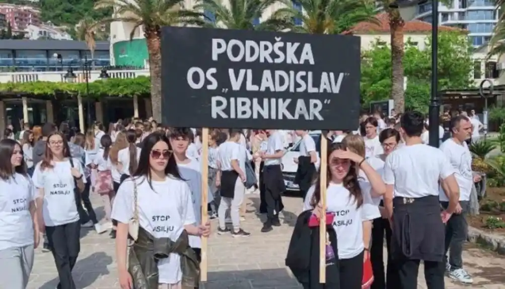 Budvanski srednjoškolci organizovali šetnju u znak podrške učenicima OŠ „Vladislav Ribnikar“