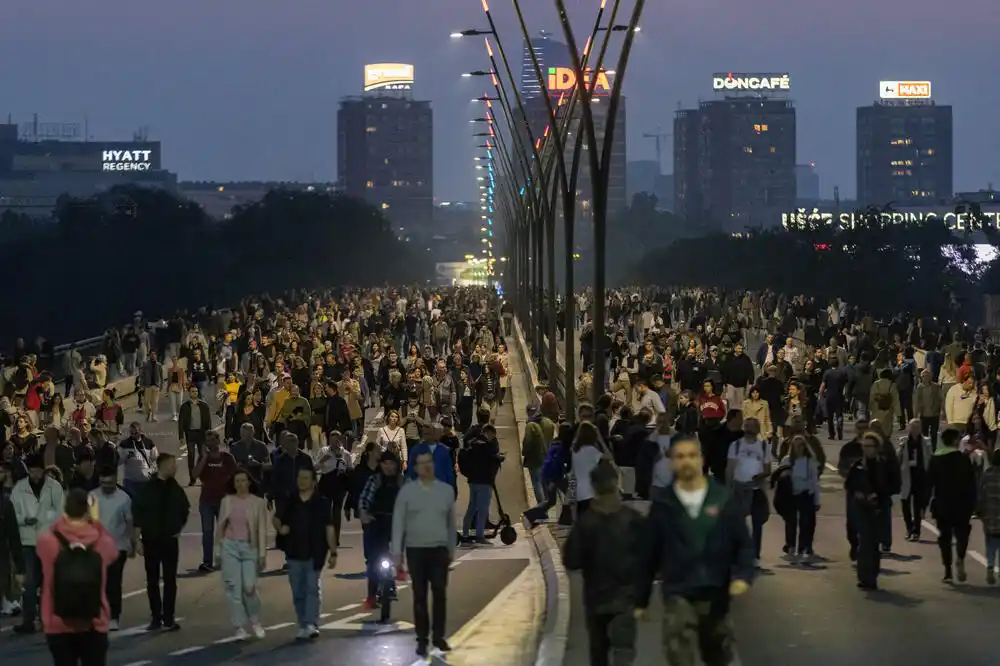 Dio učesnika protesta u Beogradu proveo noć na blokadi autoputa