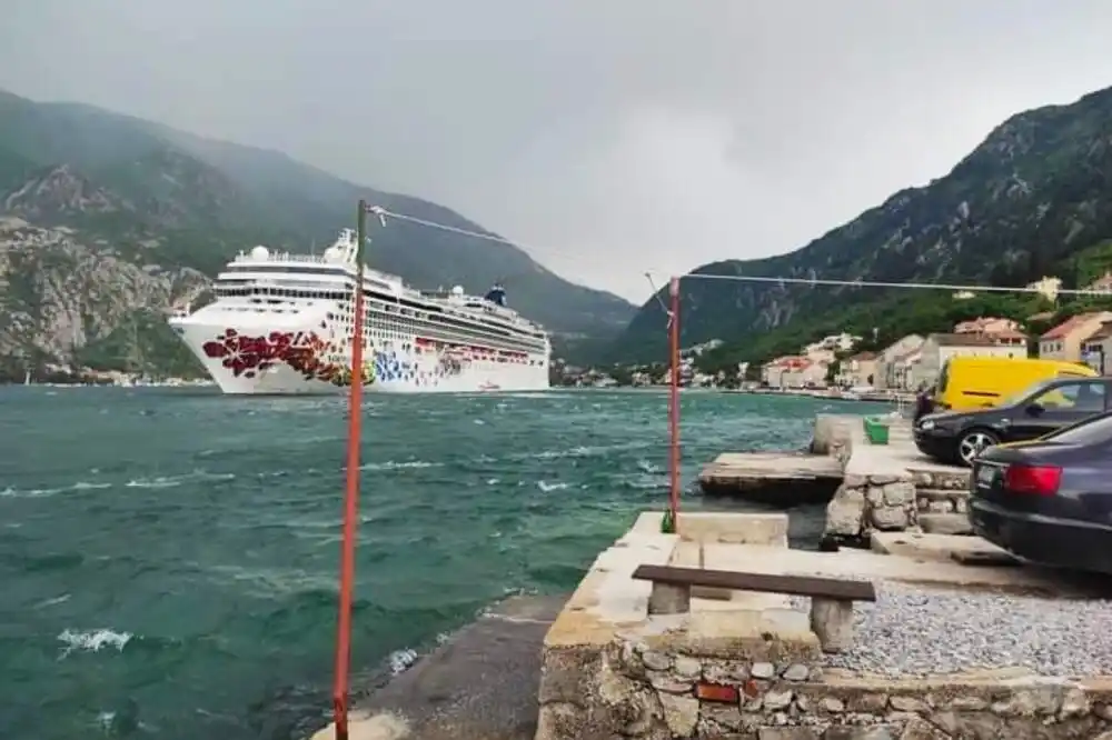 Nova incidentna situacija sa kruzerima u Boki: Olujni vjetar zanio „Norwegian Gem“ skoro do obale Mula