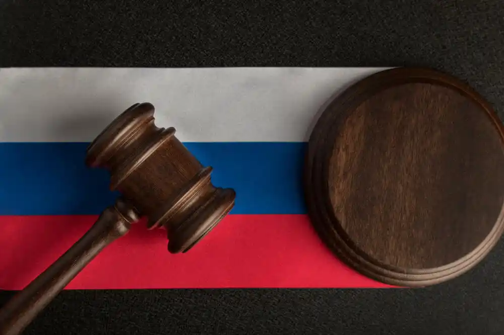 Ruskinja osuđena na dvije godine uslovne kazne zbog poruke na grobu Putinovih roditelja