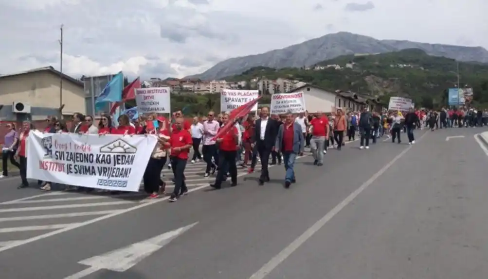 Sa protesta poručeno: Vladi da što hitnije riješi problem radnika Institutu Igalo