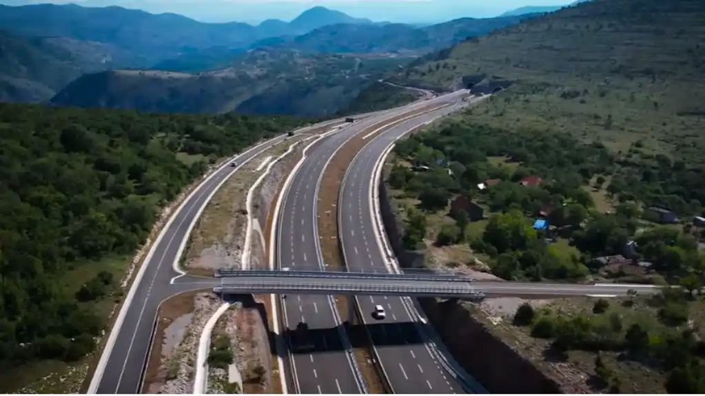 Udes na autoputu, jedna osoba lakše povrijeđena