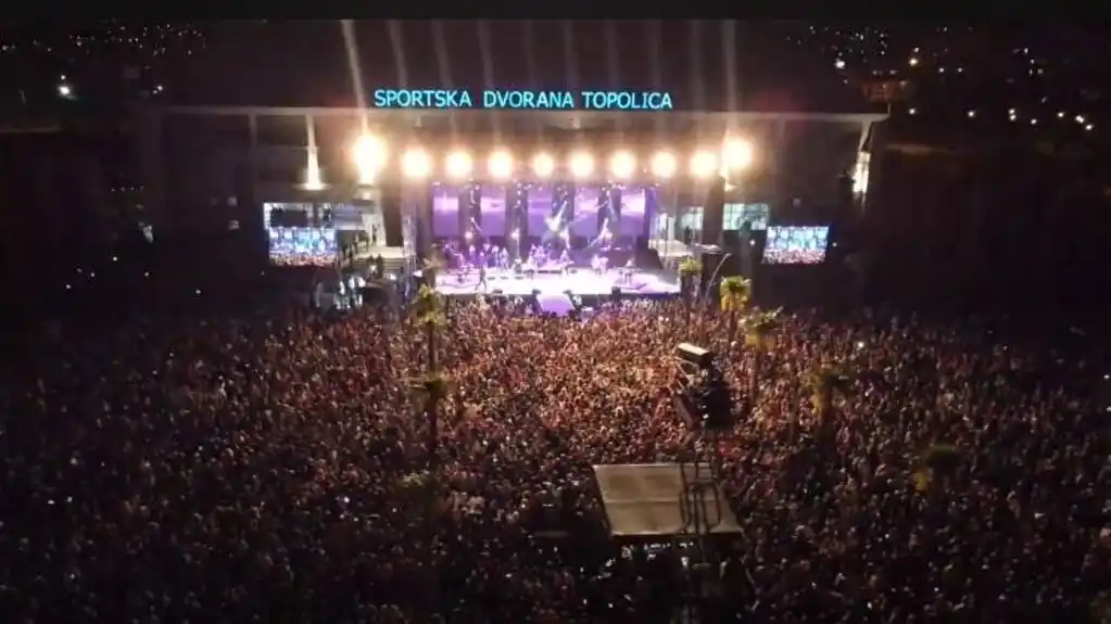 Sjajna atmosfera u Baru – Na koncertu Zdravka Čolića više od 25.000 ljudi
