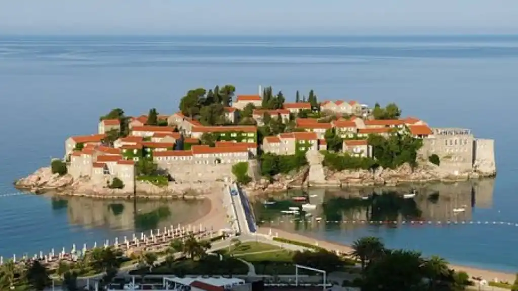 Za hodanje u kupaćem kostimu ulicama Budve kazna 200 eura