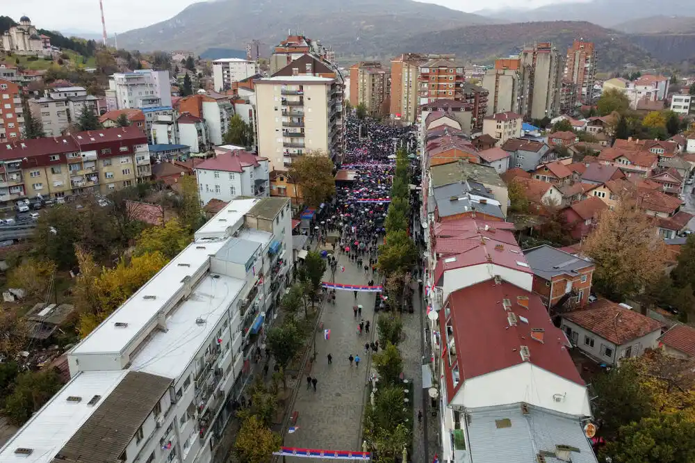 Bačena eksplozivna naprava na punkt policije u Sjevernoj Mitrovici, nema povrijeđenih