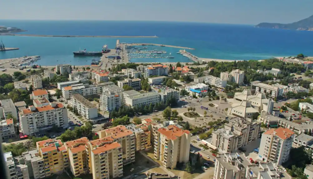 Bar: Trudnica i još jedna osoba evakuisane sa plaže Crvena stijena