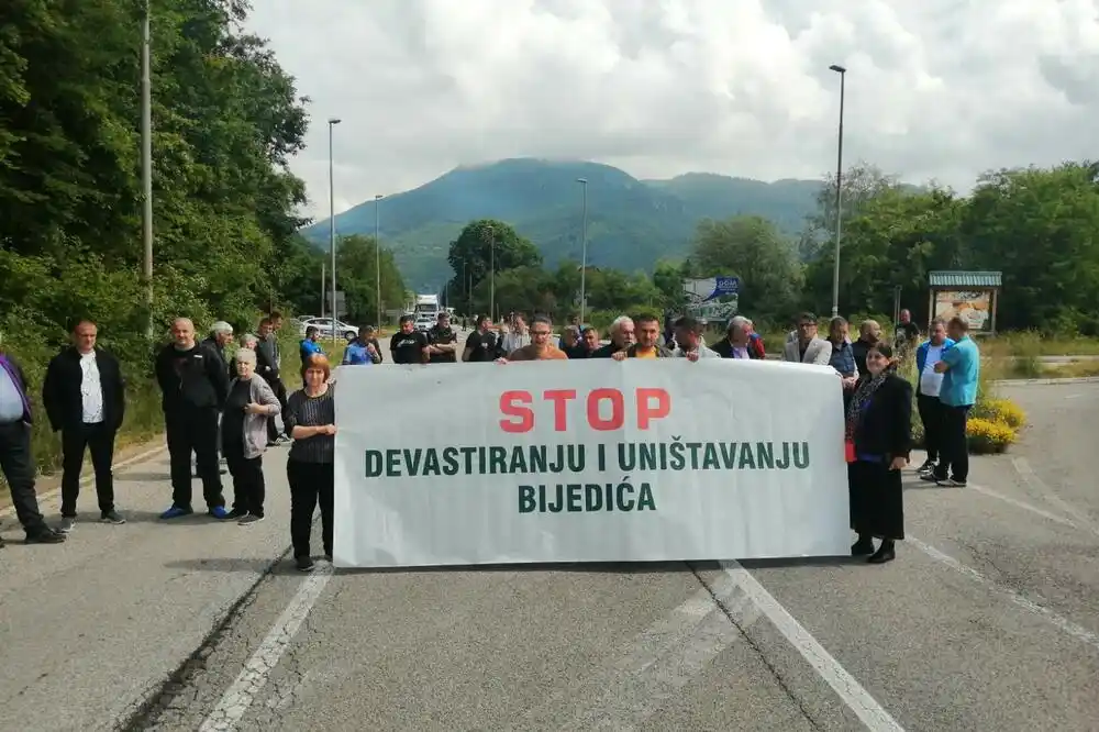 Blokirali magistralni put zbog kamenoloma: „Nećemo dozvoliti da nam unište prirodu, vodu, vazduh i živote“