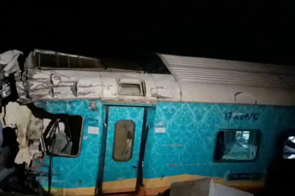 Indija: Najmanje 50 osoba stradalo kada je putnički voz iskočio iz šina i sudario se sa teretnim