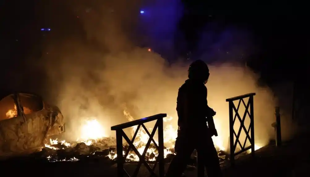 Opet haos u Francuskoj: Demonstranti napali institucije, uhapšeno 150 osoba