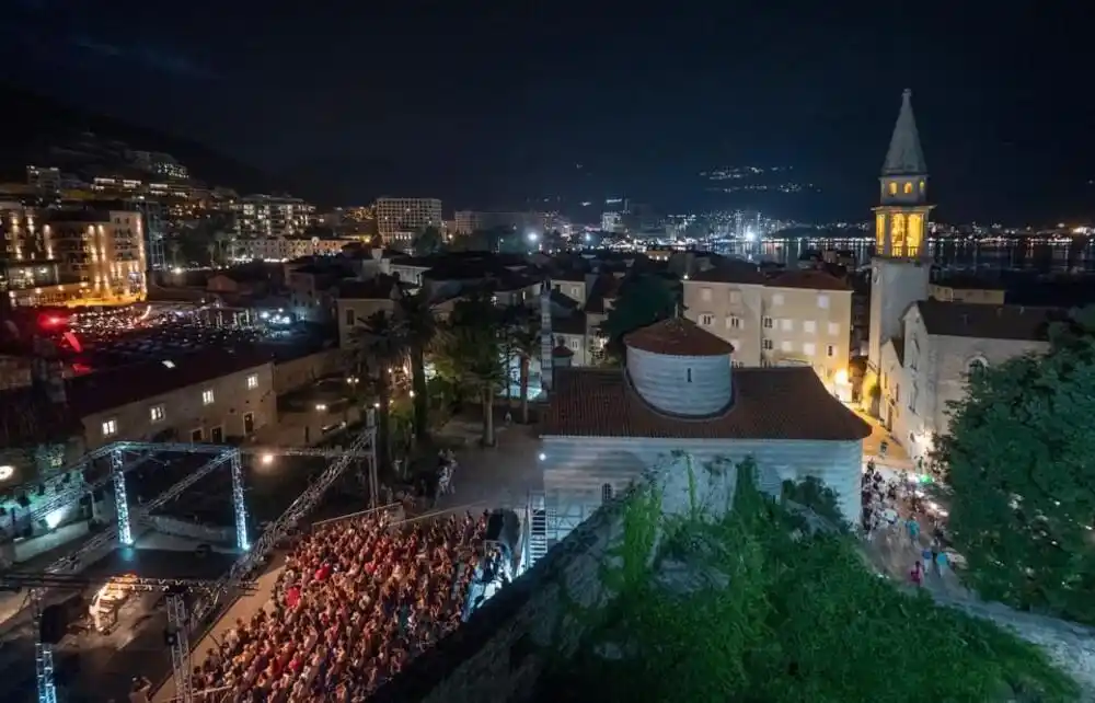 Puno gledalište budvanske publike povodom virtuoznog koncerta Vasila Hadžimanova