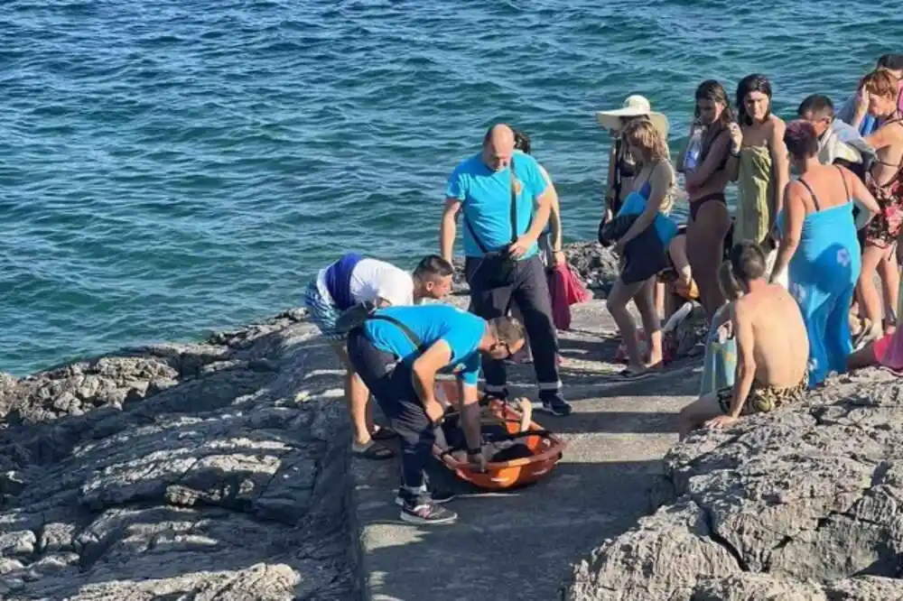 Tivat: Dobrovoljni vatrogasaci iz Krtola spasili sa stijene povrijeđenu turistkinju