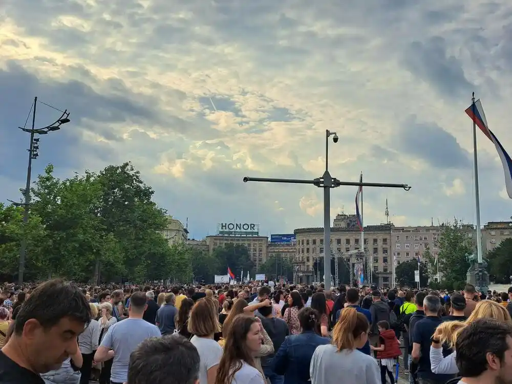 Učesnici protesta Srbija protiv nasilja krenuli u šetnju do Autokomande