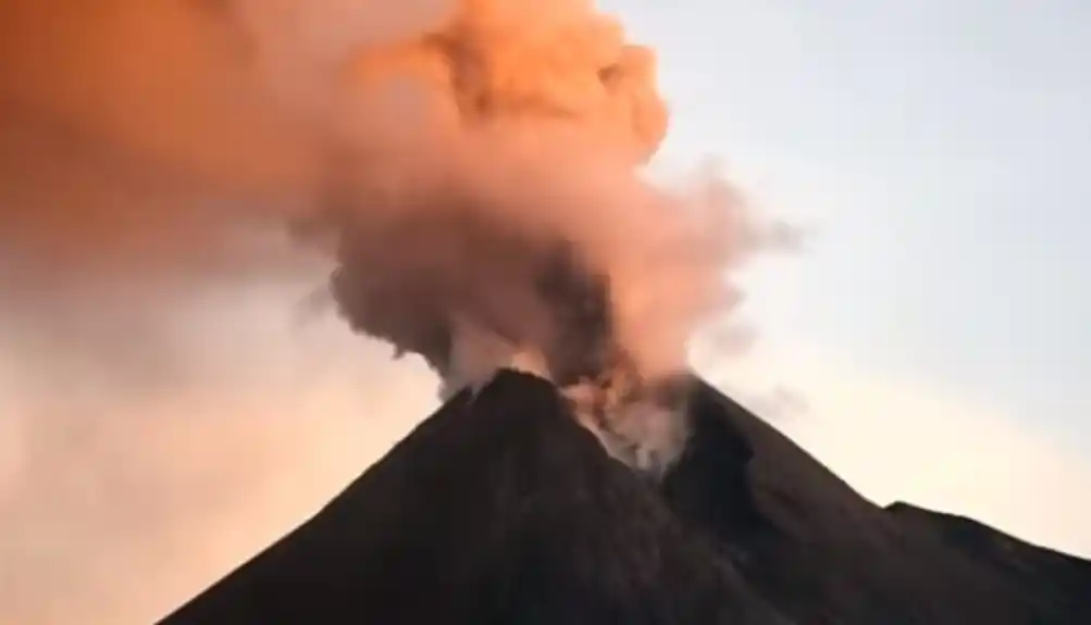 Erupcija vulkana na Aljasci, izdato upozorenje pilotima