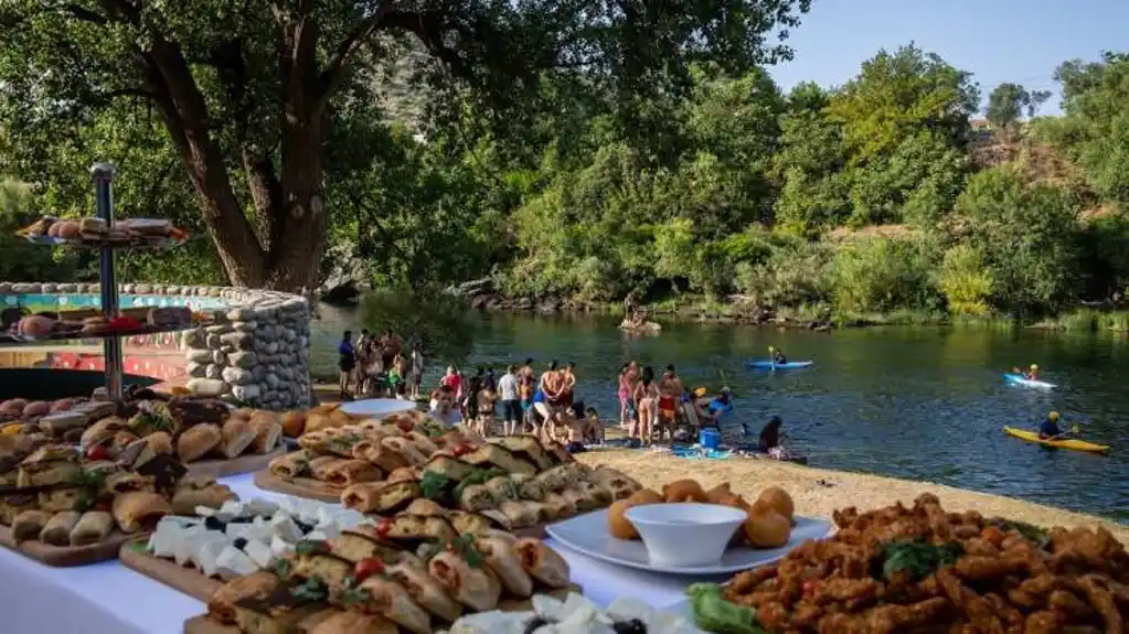 Manifestacija „Tradicija ukusa“ privukla  sugrađane i turiste na plažu u Rogamima