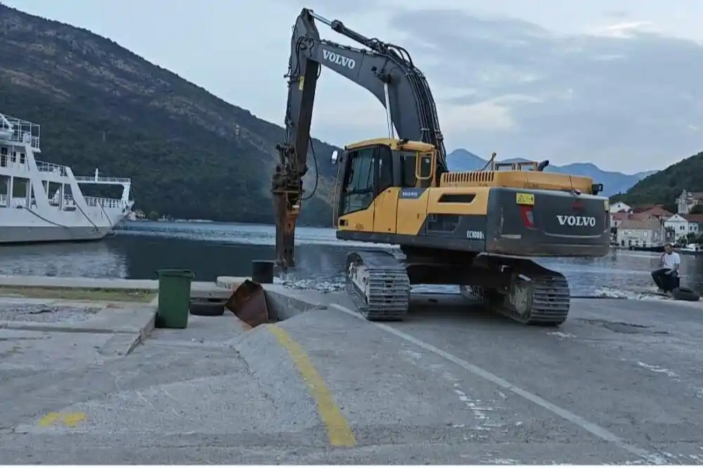 Morsko dobro od pet sati izvodi radove na proširenju pristaništa u Lepetanima