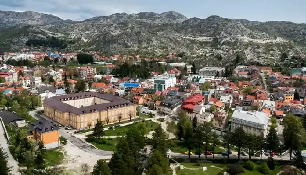 Saobraćajna nezgoda na Cetinju, povrijeđen pješak