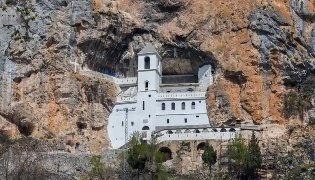 Sto godina od obnove gornjeg manastira Ostrog