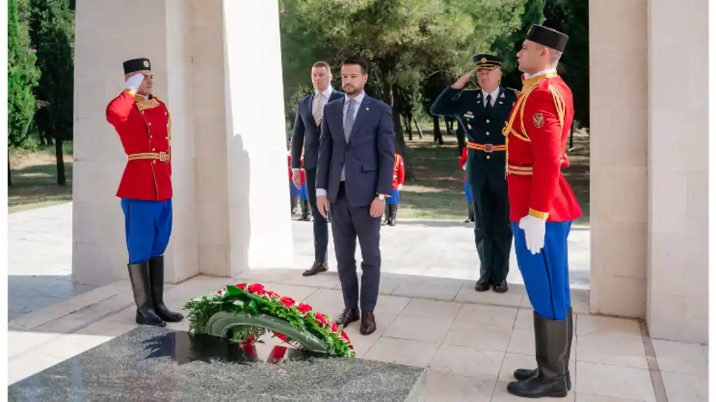 Milatović položio vijenac na spomenik Partizanu borcu povodom Dana državnosti