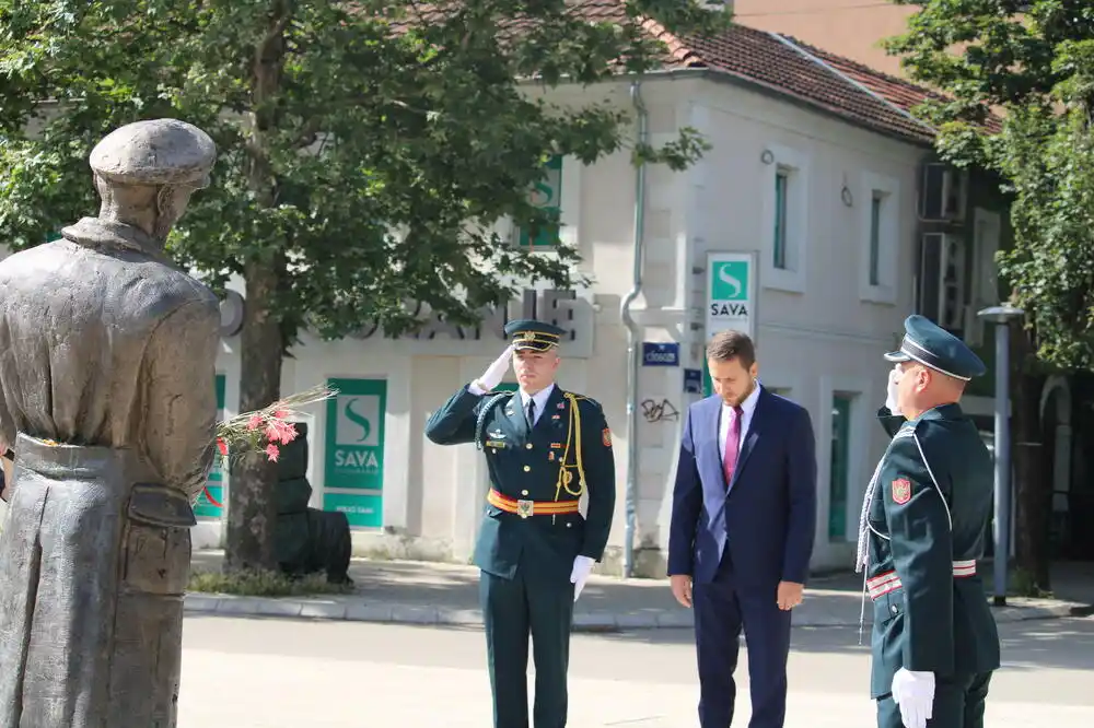 Vuković položio vijenac na spomenik Ljubu Čupiću: Prkosni osmijeh prepoznatljiv simbol slobodarske Crne Gore