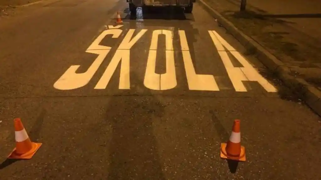 Počeli radovi na obnavljanju horizontalne signalizacije ispred škola u Podgorici