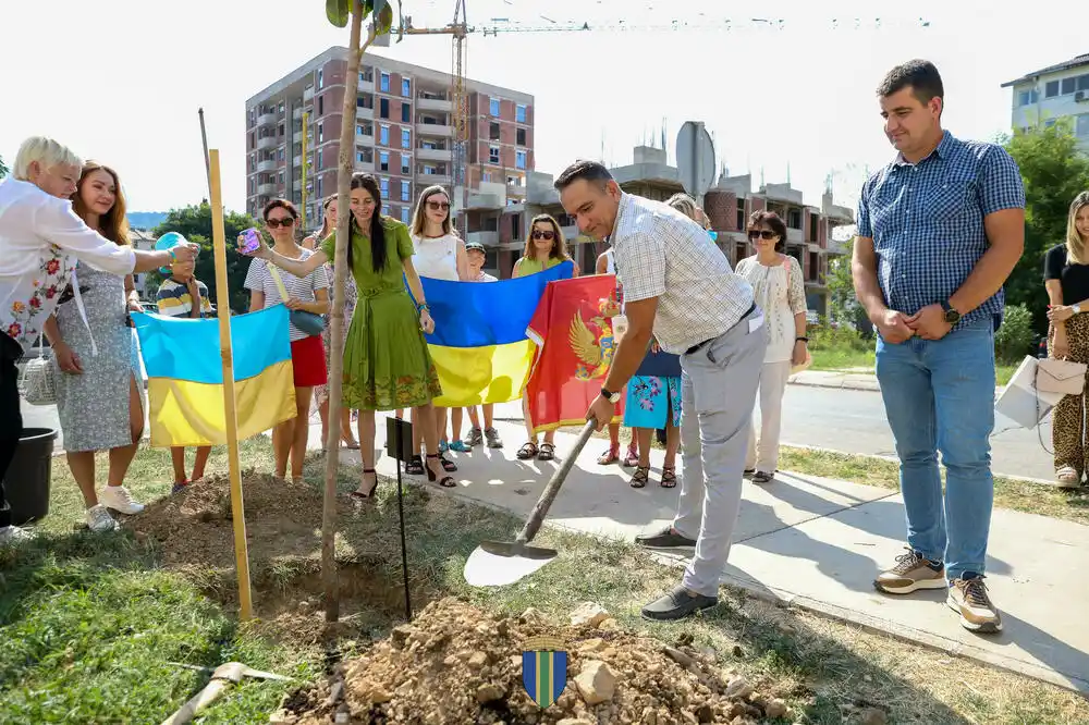 Predstavnici Opštine Bar i ukrajinske zajednice posadili drvo magnolije