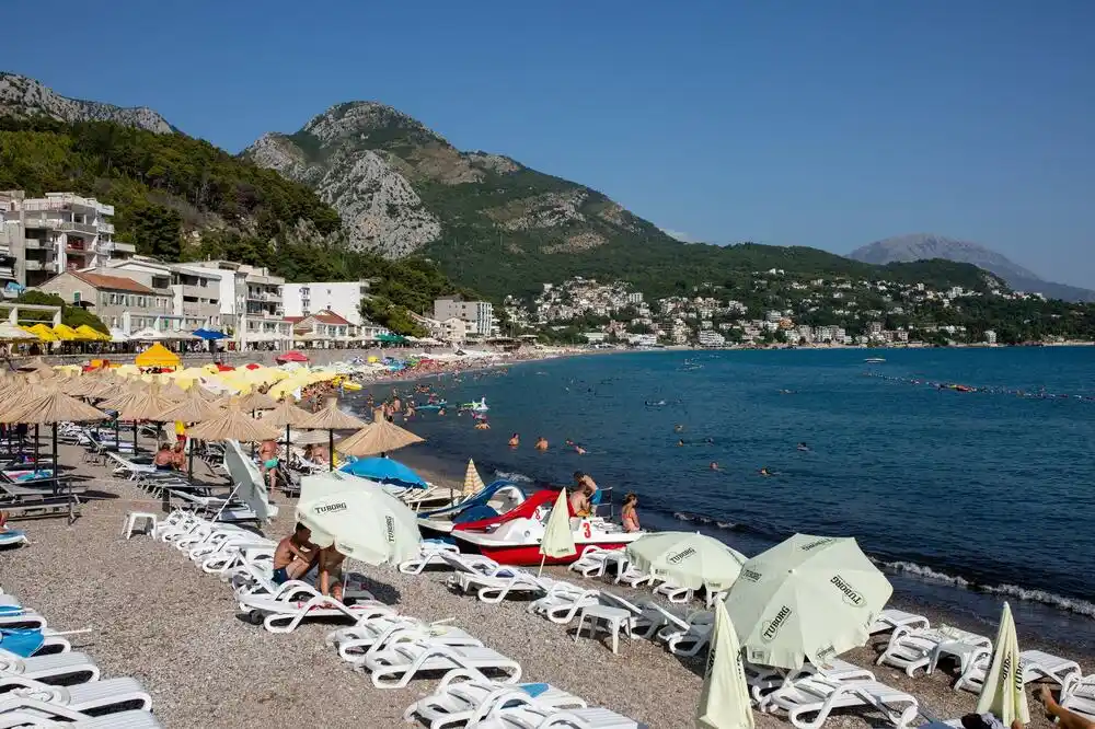 Više od 111 hiljada gostiju u Baru, turisti se žale na buku i loše plaže