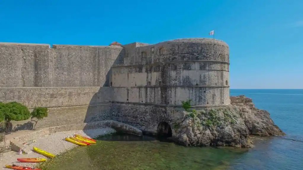 Kod Dubrovnika se PREVRNULO više kajaka: SPAŠENO osam ljudi, traže još troje