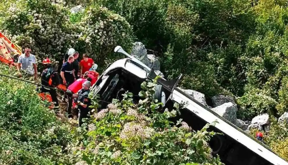 Tragedija na Obzovici: Sletio autobus sa puta, najmanje tri osobe poginule, hitne službe izvlače povrijeđene putnike