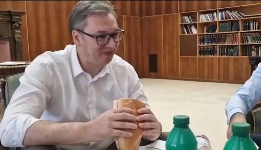 Vučić doručkovao sendvič sa parizerom